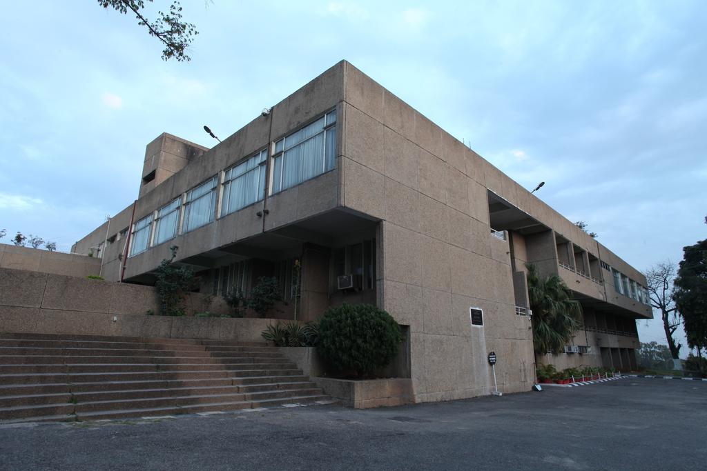 Hotel Jammu Ashok Esterno foto