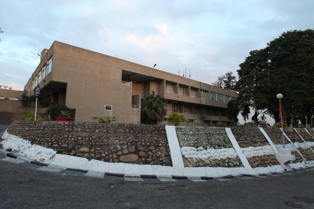 Hotel Jammu Ashok Esterno foto